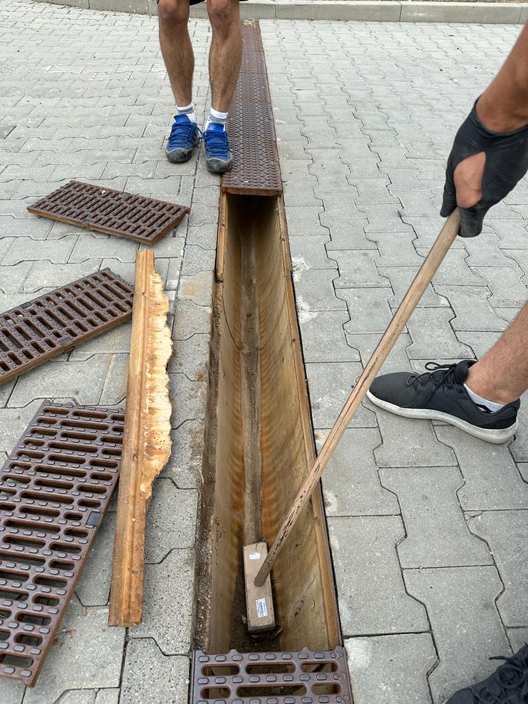 Czyszczenie odpływów liniowych zewnętrznych, korytek odwodnienia liniowego, kratek odpływowych