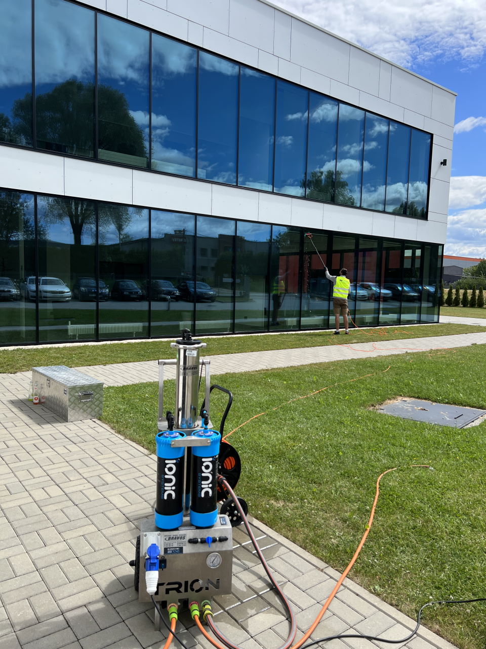 Mycie okien i przeszkleń zewnętrznych