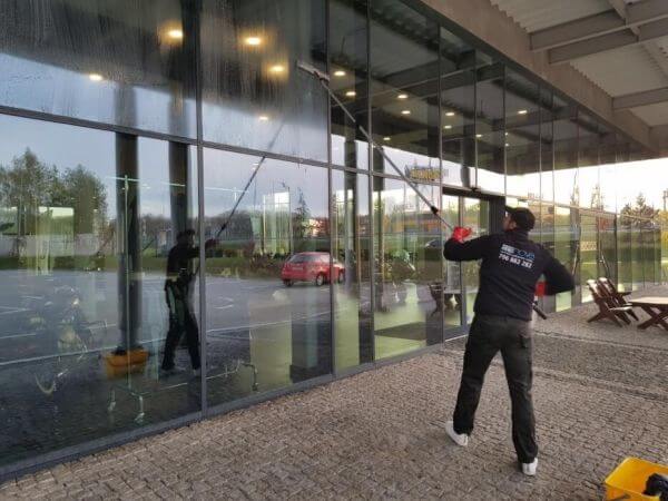 Mycie okien i przeszkleń zewnętrznych