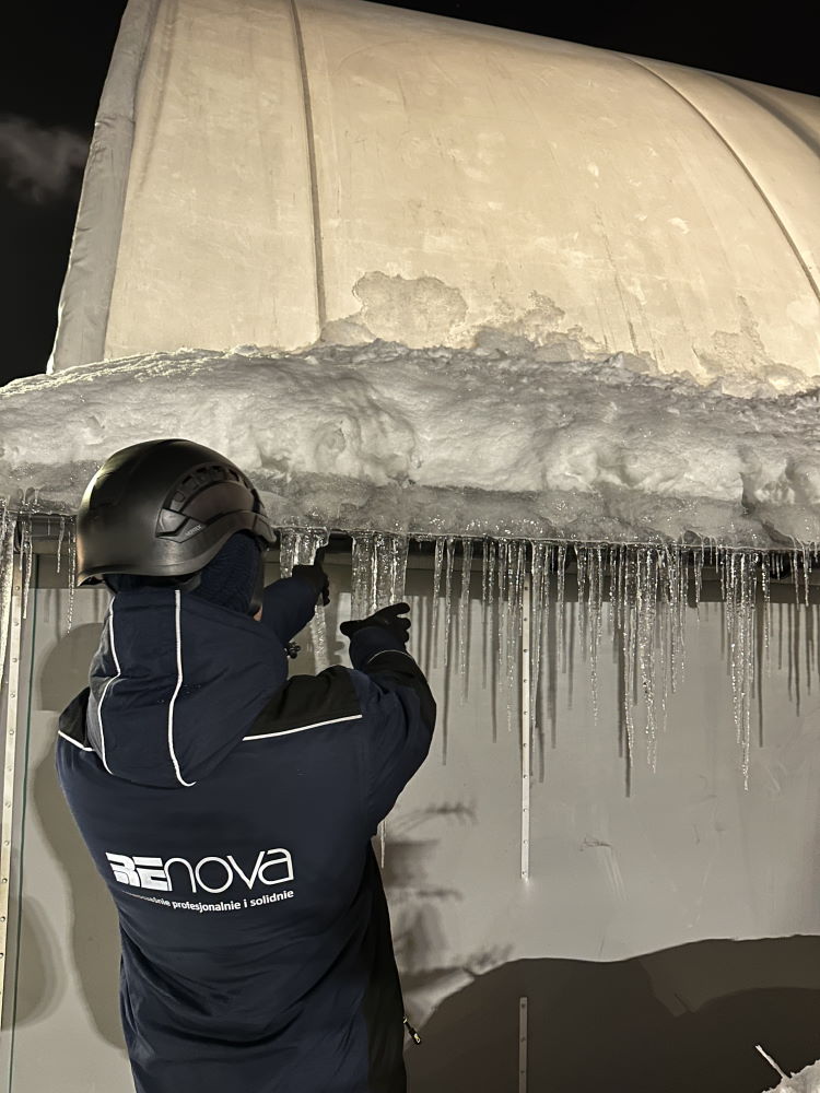 Zbijanie sopli z posesji prywatnych - czyj to obowiązek?