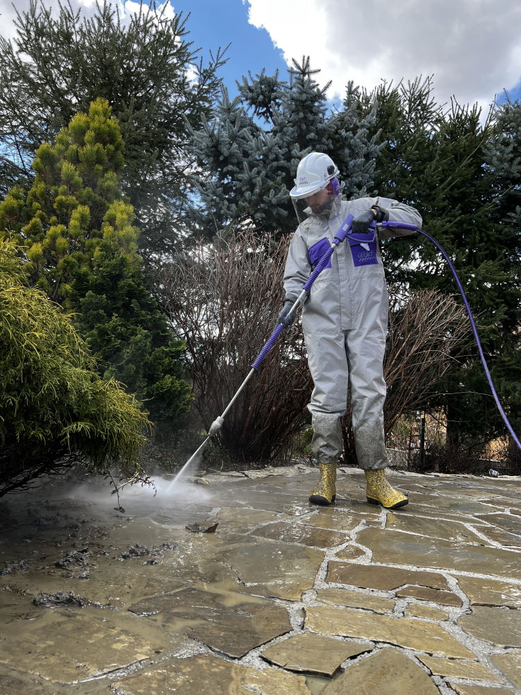 Mycie kostki brukowej - przed zimą czy po zimie?