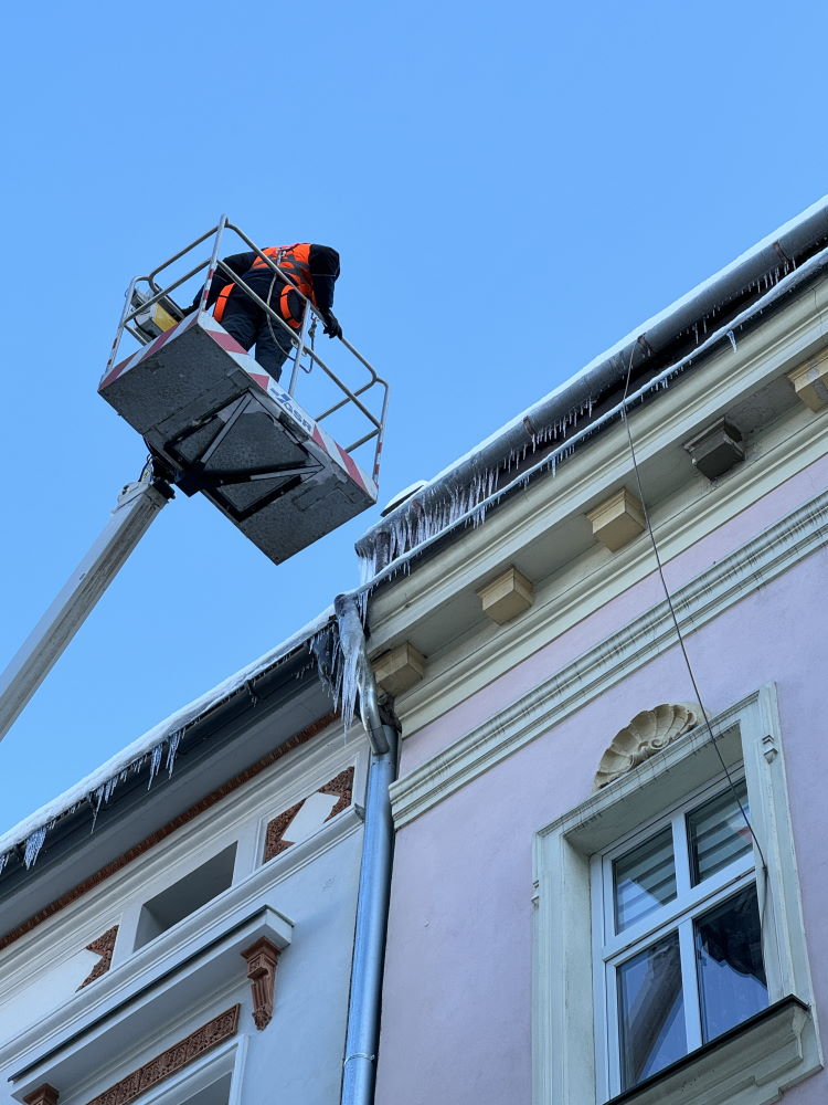 Zbijanie sopli z posesji prywatnych - czyj to obowiązek?