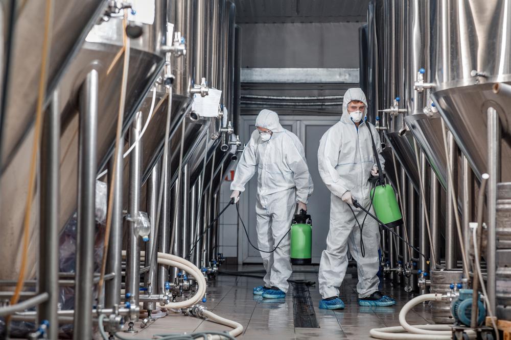 Profesjonalne mycie linii i maszyn produkcyjnych - zalety dla zakładu produkcyjnego
