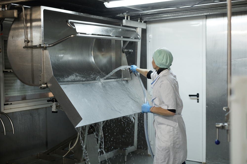 Mycie maszyn produkcyjnych - bezpieczeństwo pracowników i efektywność produkcji