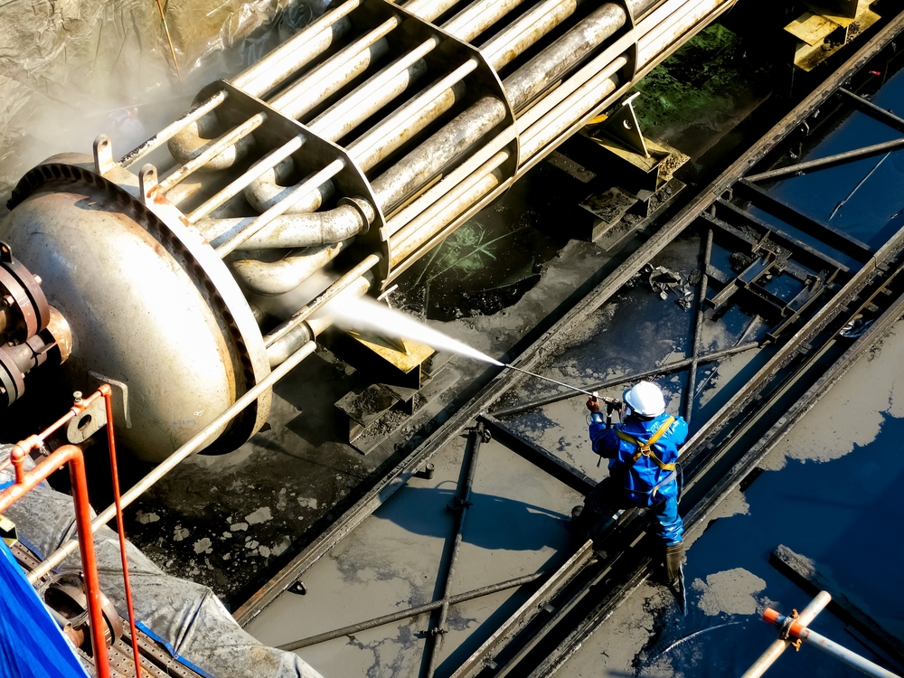 Mycie maszyn produkcyjnych - bezpieczeństwo pracowników i efektywność produkcji