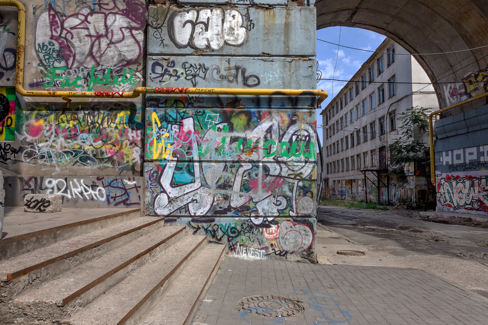 Skuteczne usuwanie graffiti za pomocą czyszczenia suchym lodem