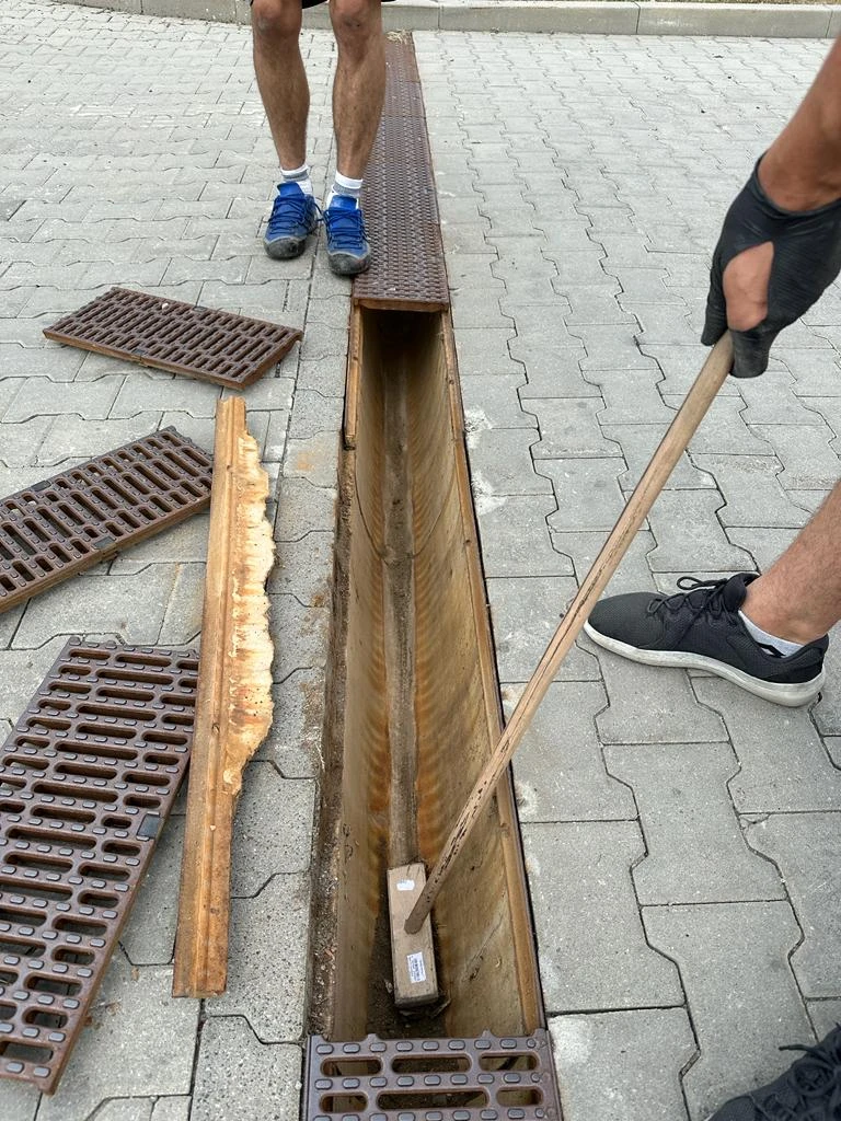 Czyszczenie odpływów liniowych zewnętrznych, korytek odwodnienia liniowego, kratek odpływowych Czyszczenie odpływów liniowych zewnętrznych, korytek odwodnienia liniowego, kratek odpływowych