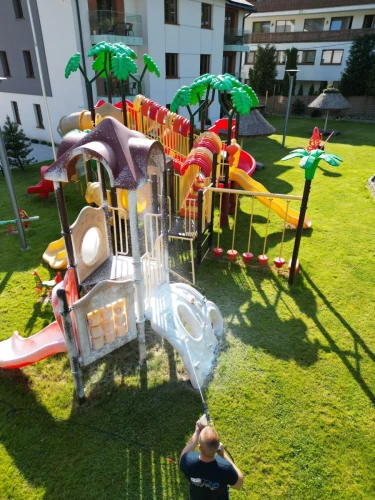 Czyszczenie placów zabaw - Renova Bielsko Biała