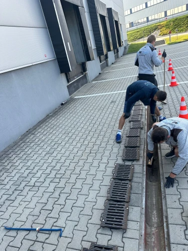 Czyszczenie odpływów liniowych
